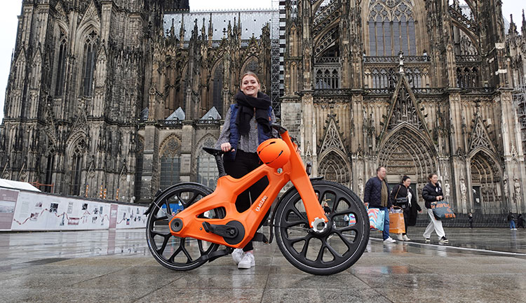 From Cologne to the whole world: the first stop took the igus:bike from the igus factory in Cologne Porz-Lind to Cologne Cathedral. (Source: igus GmbH)